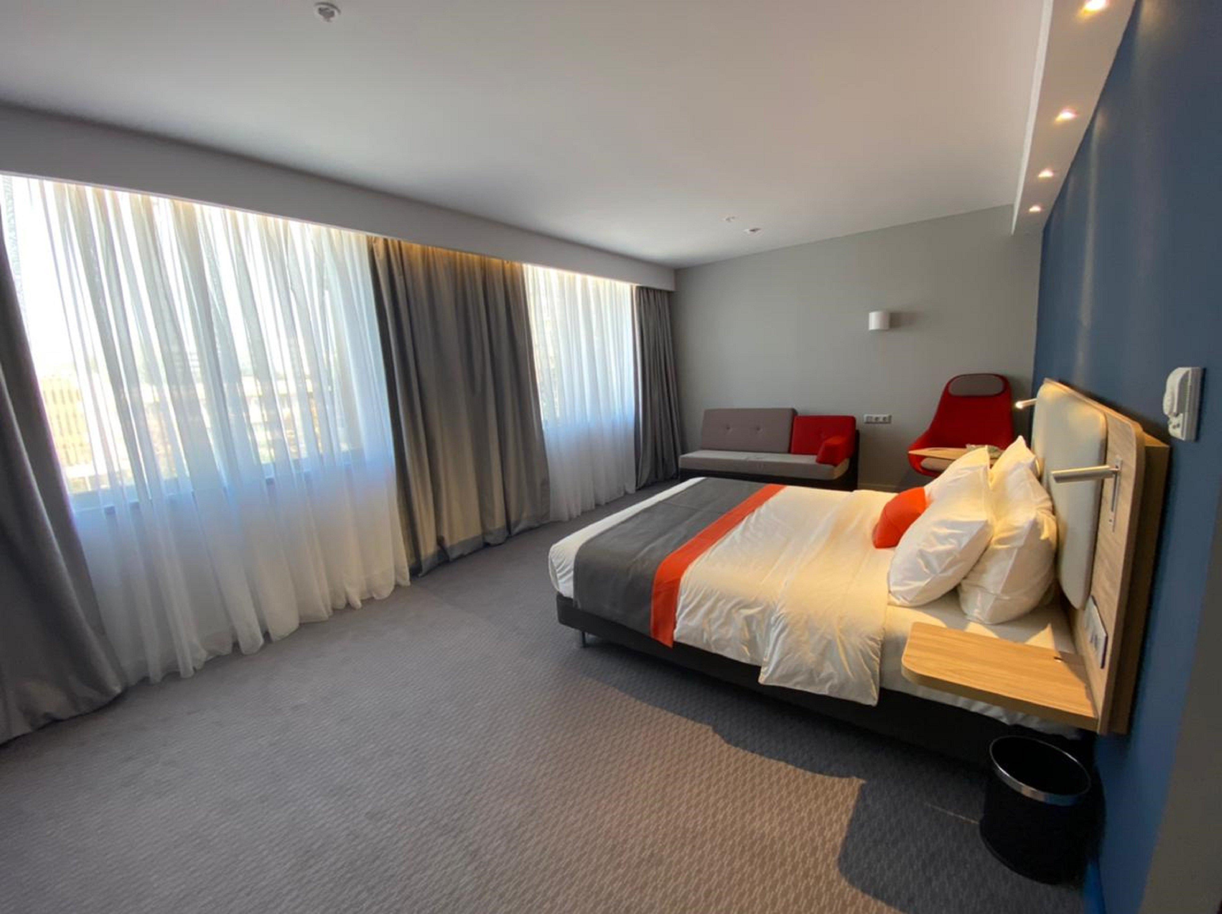 Holiday Inn Express - Almaty By Ihg Zewnętrze zdjęcie